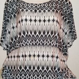 Chic Black and White Geometric Women's Top Plus Size 3x